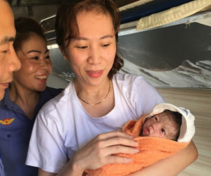 Nhân viên đường sắt Sài Gòn giúp đỡ nữ hành khách sinh con thành công trên tàu