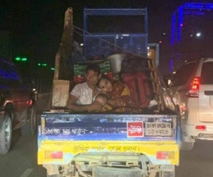 Cay mắt hình ảnh cặp đôi nghèo khó tựa vào vai nhau ngồi trên thùng của chiếc xe cũ kỹ