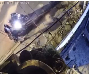 Clip: Cô gái nhanh trí thoát khỏi 2 đối tượng đi xe SH dùng dao để cướp tài sản giữa đêm ở Sài Gòn