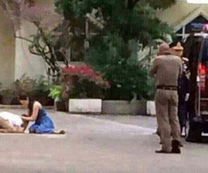 Hoàng tử Thái Lan từng quỳ lạy tiễn biệt mẹ giờ ra sao khi xuất hiện thêm hai người mẹ kế