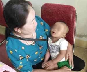 Bé trai khoảng 7 tháng tuổi bị bỏ rơi ở bãi đậu xe kèm tờ giấy 'nhờ người nuôi dưỡng'