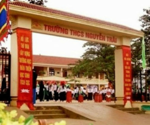 Bé gái 4 tuổi rơi xuống bể bơi đuối nước tại trường học