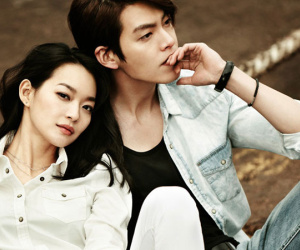 Sau thời gian dài im ắng, tài tử Kim Woo Bin gây sốt vì thể hiện tình cảm với Shin Min Ah mặc kệ trời nắng nóng
