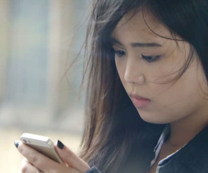 Nửa đêm nhận được điện thoại từ mẹ ruột nhưng tôi chán ngán bấm tắt máy, chồng ở bên cười nhạt mỉa mai một câu khiến tôi nhục nhã vô cùng