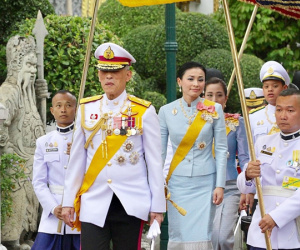 Hoàng hậu Thái Lan xuất hiện rạng rỡ bên cạnh Quốc vương vào ngày quốc lễ, được mẹ chồng nắm tay tình cảm trong khi vợ lẽ mất hút khó hiểu