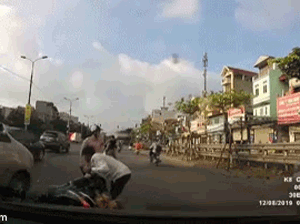 Video: Va chạm giao thông khi sang đường và tình huống giải quyết khiến dân mạng 'dở khóc dở cười'