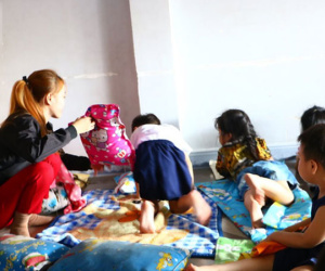 NÓNG: Một bé trai 7 tuổi bị cơ sở giữ trẻ bỏ quên, không đón về ngay ngày học đầu tiên
