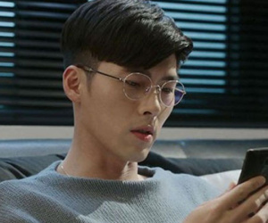 Thấy chồng nhắn tin với gái công khai, vợ đang lúi húi nấu nướng liền làm một việc cỏn con thế này đủ khiến anh ta nhận ra chân lý