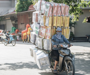 'Thủ phủ vàng mã' lớn nhất cả nước tấp nập 'tháng cô hồn': túi Chanel, xe phân khối lớn, xe đạp điện xuất xưởng