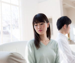 Có những hôm thấy vợ tắm lâu, tôi sốt ruột ngó qua khe cửa rồi kinh ngạc vô cùng khi thấy vợ đứng tần ngần chăm chú nhìn vào gương