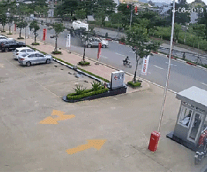 Video: Xe bồn mất lái, húc ô tô 4 chỗ văng xa chục mét rồi cuốn xe đạp điện vào gầm