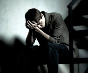 Nửa đêm chồng trở về nhà, quần áo nhuốm máu, thân hình bê bết tiều tụy, anh quỳ sụp xuống cầu xin tôi đừng bỏ đi khi biết sự thật