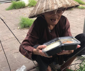Bị 'thượng đế' bom 17 suất cơm gà gần 700k, shipper ngậm ngùi quay về rồi không ngần ngại chia sẻ 1 suất cho cụ bà bán rau bên đường