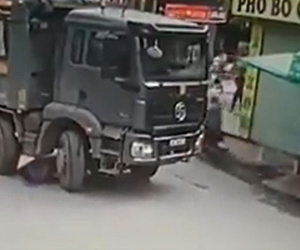 Clip thót tim: Người phụ nữ bị xe ben cán qua người nhưng may mắn sống sót