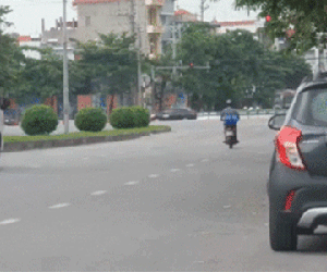 Video: Đạp nhầm chân ga, nữ tài xế lao thẳng ô tô VinFast Fadil vào gốc cây