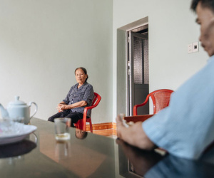 Số phận cay đắng của 'người cây' kì lạ nhất Việt Nam: Mẹ cõng con đi điều trị gần 50 năm, phải uống thuốc ngủ để quên cơn đau