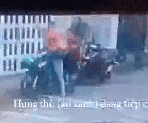 Video: Kinh hoàng giây phút người phụ nữ bị đâm nhiều nhát vào cổ ở Bình Dương