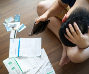 Chàng trai lương 9 triệu, nợ 90 triệu lại còn dang tay đèo bồng nuôi luôn bạn gái, đến hồi bế tắc đi xin lời khuyên làm sao để xóa nợ?