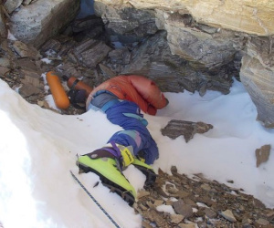 Vì sao thi thể nổi tiếng nhất đỉnh Everest không được chôn cất trong suốt 20 năm?