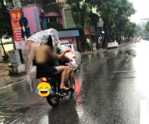 Cô gái mặc váy hở toàn bộ lưng, lộ phần nhạy cảm đi ra đường giữa trời mưa khiến dân mạng lắc đầu ngán ngẩm