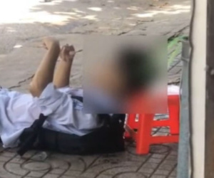 Clip: Nam sinh nôn mửa, nằm ngửa giữa đường co giật bất thường khiến nhiều người chú ý