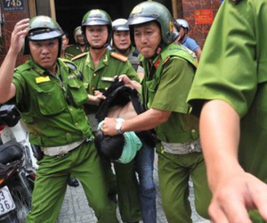 Thanh niên dùng đá đánh CSGT trọng thương sau khi vi phạm luật giao thông