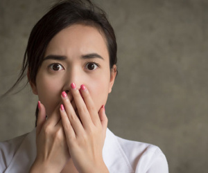 Thấy người phụ nữ giãy đành đạch trên đường, bạn trai tôi lặng lẽ nói một câu khiến người đó đứng vội lên, còn tôi thì hết hồn khi nhìn rõ khuôn mặt ấy