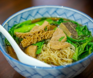 Đi ăn mì Hong Kong nổi tiếng, cô nàng chờ cả tiếng đồng hồ không có đồ ăn nhưng đáng sợ nhất là thái độ của nhân viên