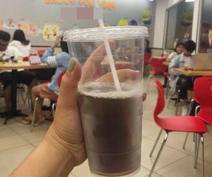 'Mua nước mà hết đá thì khách sẽ được cốc đầy hay vơi?' - câu hỏi gây tranh cãi từ vụ khách 'tố' cửa hàng tiện lợi nổi tiếng Hà Nội bán cốc trà chanh chỉ có phân nửa