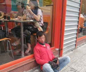 Hình ảnh đối lập trong một khung hình gây tranh cãi: Mỗi người một số phận, đừng nên chì chiết ai
