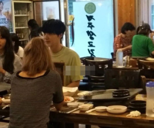 Lộ ảnh Ahn Jae Hyun một mình ngồi giữa 3 cô gái xinh đẹp đón sinh nhật gây xôn xao: Bằng chứng ngoại tình là đây?
