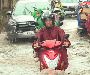 Khu nhà giàu ở Sài Gòn ngập lênh láng sau cơn mưa