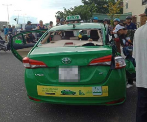 Taxi Mai Linh va chạm với xe tải khi chạy hướng bãi biển Cửa Đại về Hội An, 1 hành khách tử vong