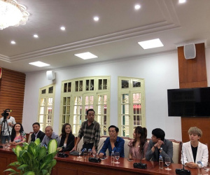 Ekip 'Về nhà đi con' bất ngờ tụ họp đông đủ, fan đoán đi làm phần 2 nhưng sự thật còn bất ngờ hơn