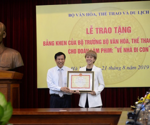 Cả đoàn phim Về nhà đi con được nhận bằng khen của Bộ VHTT&DL, riêng 'cu Bon' và Bảo Hân vui nhất vì lý do này