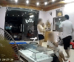 Video: Chồng thẳng tay đánh vợ ngay trước mặt con nhỏ khiến dân mạng phẫn nộ