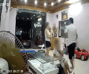 Danh tính người chồng đánh vợ túi bụi trước mặt 2 con nhỏ: Là cán bộ Kho bạc nhà nước được đánh giá hòa đồng, cởi mở
