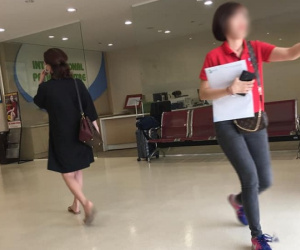 Mặc đồ bộ vội vã ôm con vào bệnh viện lúc 3h sáng, người mẹ bức xúc khi bị một cô gái cười cợt rồi chụp ảnh lén