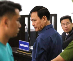Ông Nguyễn Hữu Linh rời khỏi tòa bằng ô tô riêng sau khi bị tuyên án 18 tháng tù
