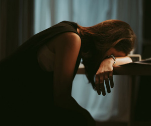 Mẹ chồng nhất quyết không chịu trông cháu cho tôi đi làm, tôi đã trách bà lười nhác để rồi bật khóc khi thấy bà bước ra từ hầm phân hôi hám