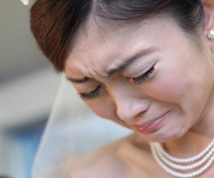 Ngày tôi lên xe hoa, chồng cũ thuê xe ô tô chở cả nhà đến dự, mẹ anh còn giật mic để nói một câu làm cả hội hôn cay mắt