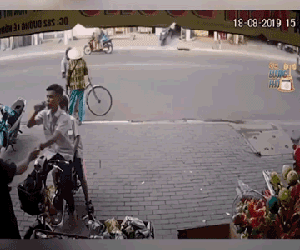 Video: Xe máy không người lái lao thẳng vào cửa hàng khiến người xem 'đứng hình'
