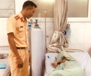 Cảnh sát giao thông Hà Nội kịp thời cứu cô gái trôi trên sông Hồng trong đêm