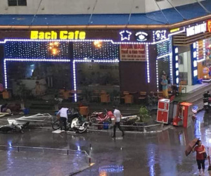 Mưa giông bất ngờ đổ ập chiều nay, người dân chung cư bị kéo bật khỏi cửa, cây gãy đè trúng ô tô ở Hà Nội