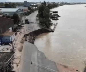 Flycam: Rùng mình với cảnh Quốc lộ 91 ở An Giang bị 'nuốt chửng'