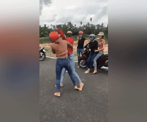 Hai cô gái đánh nhau như phim ngay giữa đường, bạn bè đứng ngoài hò reo, cổ vũ?