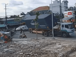 Video: Thùng container đổ ập xuống đường, người phụ nữ hoảng sợ bỏ xe máy chạy
