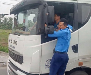 Video: Thót tim cảnh thanh tra giao thông đu bám trên xe quá tải bỏ chạy 3km