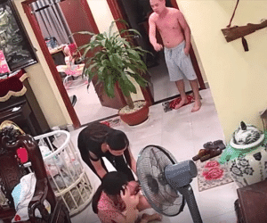 Video: Phẫn nộ clip chồng đánh vợ mới sinh con phải nhập viện
