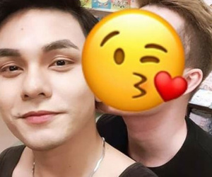 Cởi mở tâm sự về chuyện tình yêu đồng giới, Sơn Ngọc Minh vẫn nhất quyết không để lộ mặt bạn trai